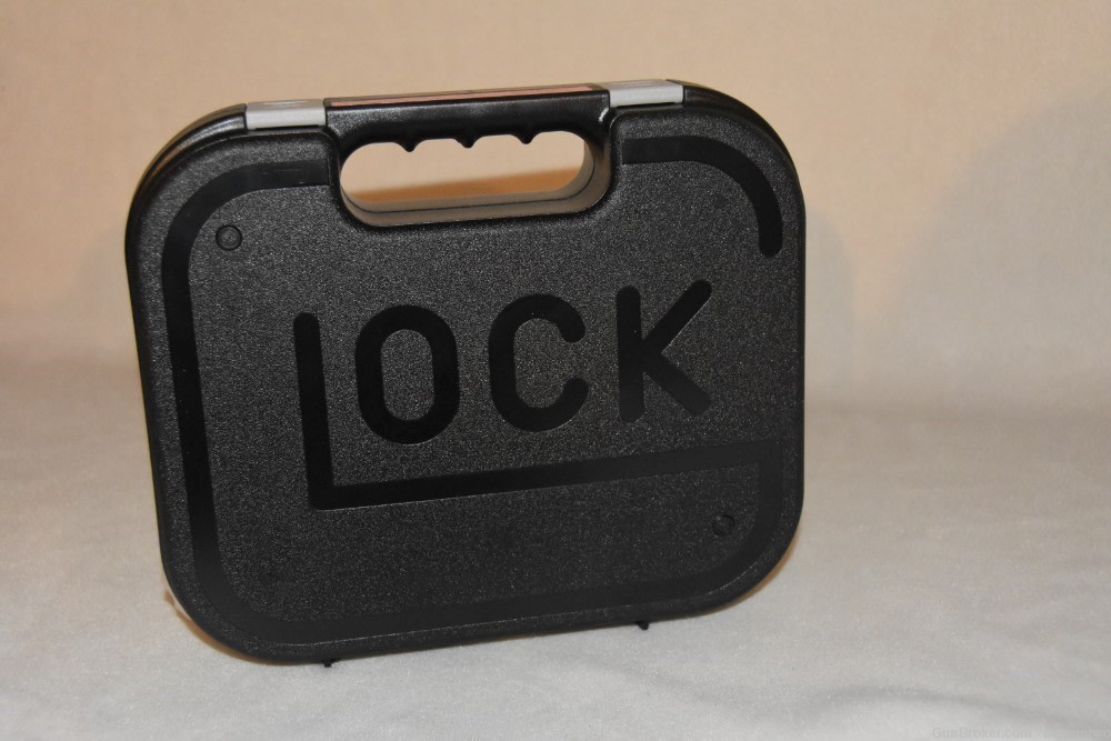 GLOCK 17 GEN3 9MM 4.49" 17-RD PISTOL Brand New in Case with paper, etc.-img-5