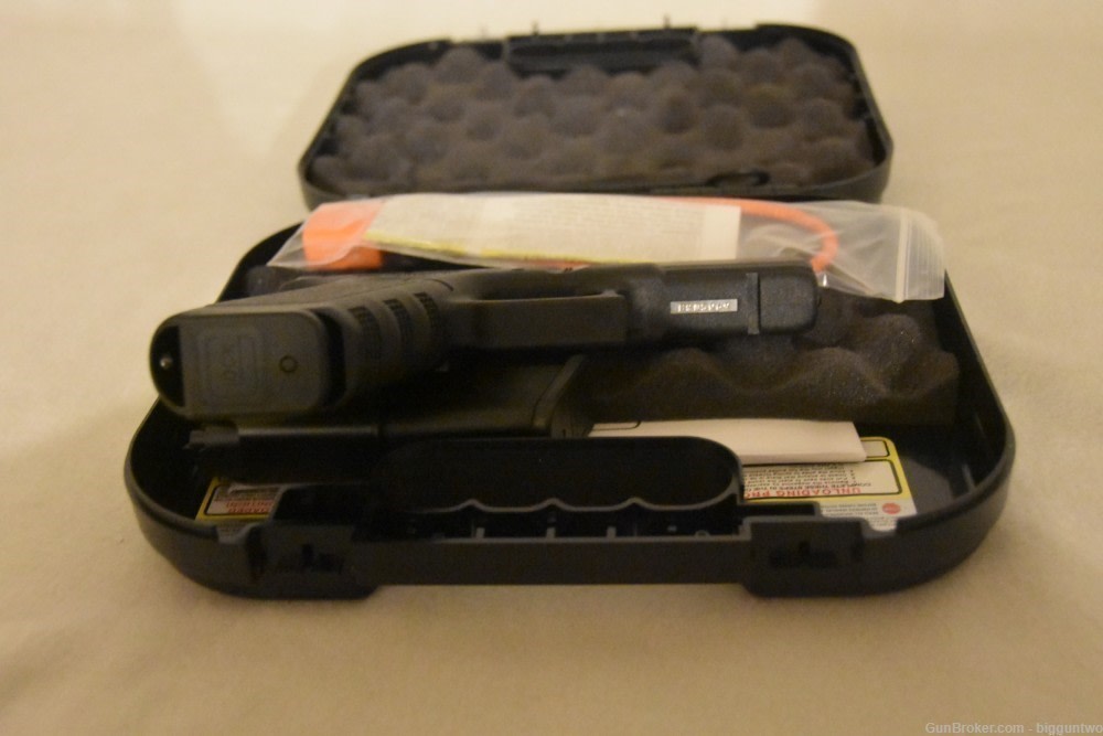 GLOCK 17 GEN3 9MM 4.49" 17-RD PISTOL Brand New in Case with paper, etc.-img-3