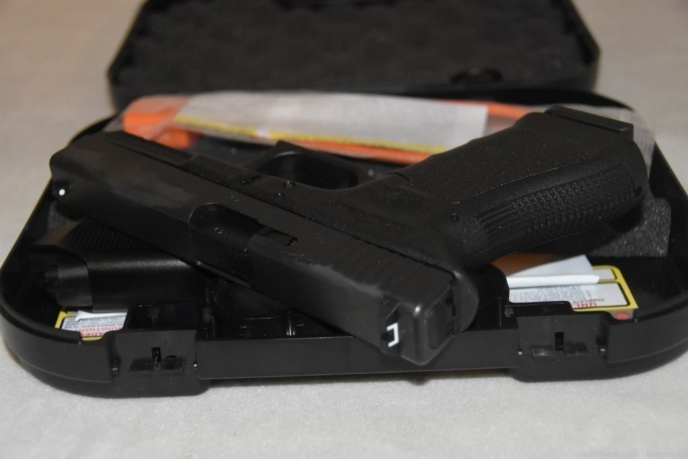 GLOCK 17 GEN3 9MM 4.49" 17-RD PISTOL Brand New in Case with paper, etc.-img-1