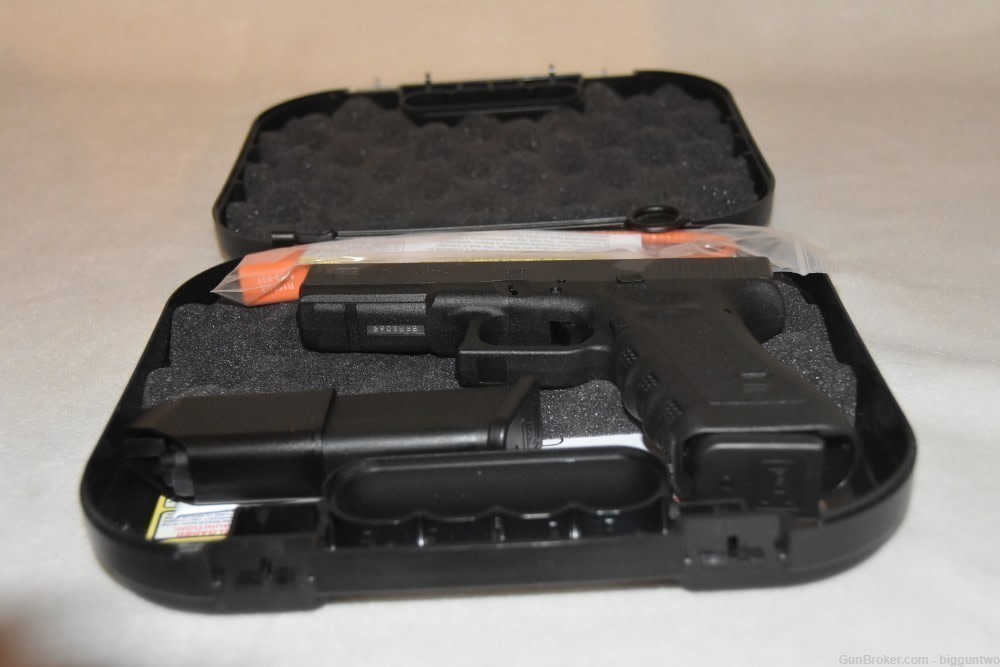 GLOCK 17 GEN3 9MM 4.49" 17-RD PISTOL Brand New in Case with paper, etc.-img-7
