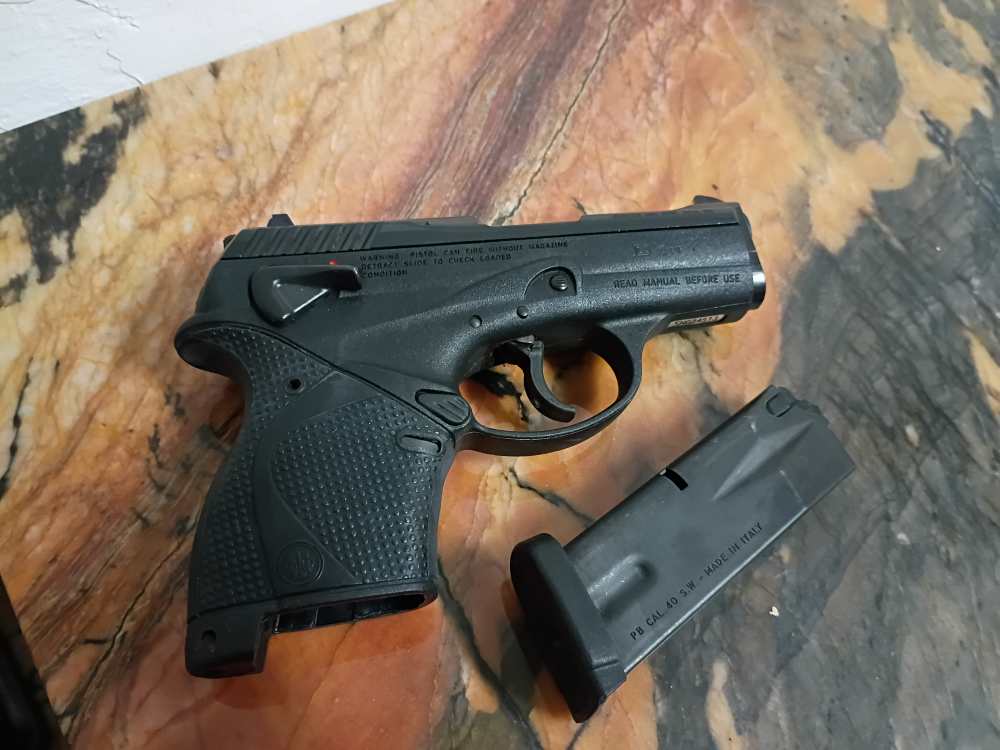 BERETTA model 9000S .40 cal SEMI AUTOMATIC compact hammer gun VERY NICE-img-0