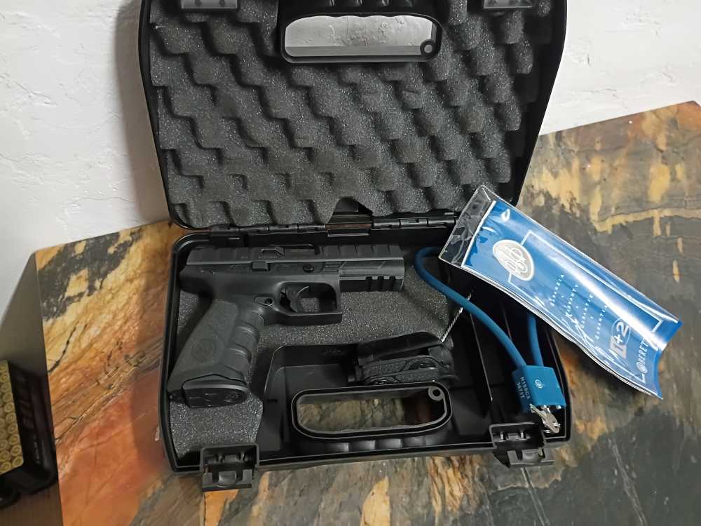 BERETTA APX 9mm semi automatic pisol with hard case and grip inserts GREAT -img-1