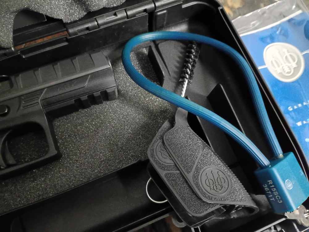 BERETTA APX 9mm semi automatic pisol with hard case and grip inserts GREAT -img-2
