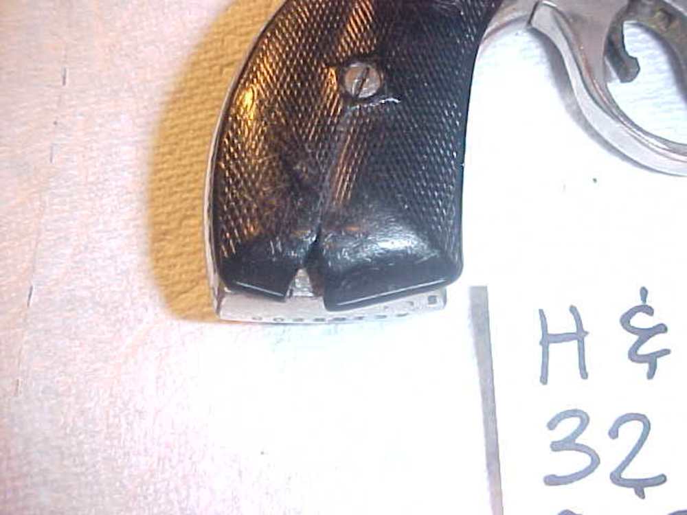 Item # 267 - H&R Model 733 - 32 S&W - Functions Well - Cracked right grip -img-2