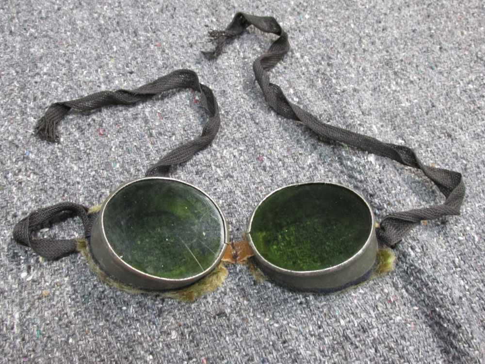 ORIGINAL WWII U.S. ARMY SKI AND MOUNTAIN GOGGLES WITH STRING TIE-img-0