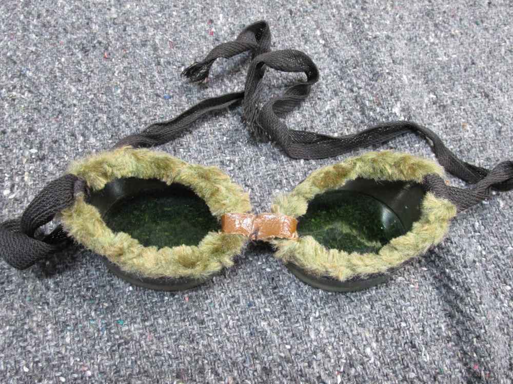 ORIGINAL WWII U.S. ARMY SKI AND MOUNTAIN GOGGLES WITH STRING TIE-img-1