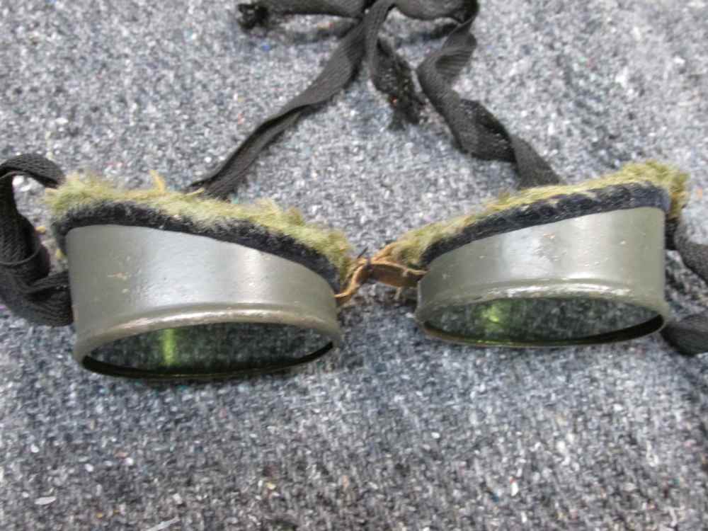 ORIGINAL WWII U.S. ARMY SKI AND MOUNTAIN GOGGLES WITH STRING TIE-img-4