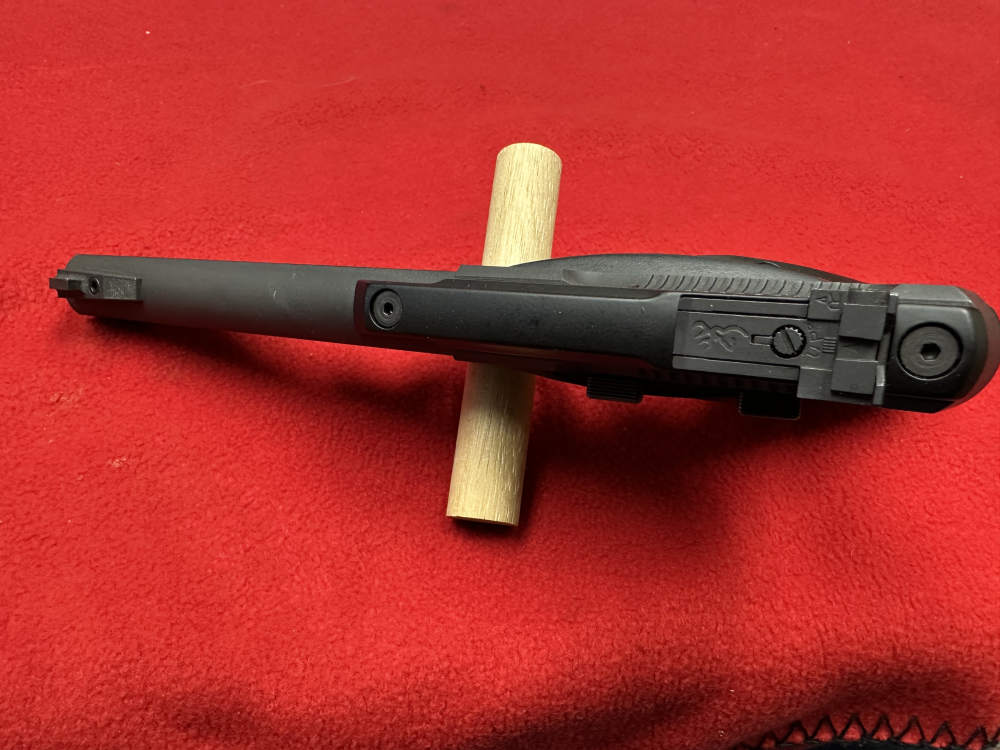 Browning Buckmark semiautomatic pistol 22 LR-img-3