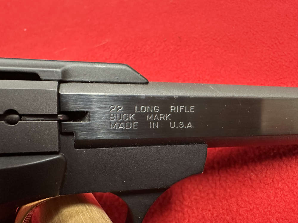 Browning Buckmark semiautomatic pistol 22 LR-img-4