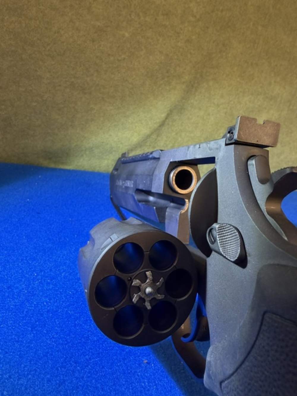 Taurus Raging Hunter 44 MAG 6 Shot 7" Ported Barrel Revolver-img-1