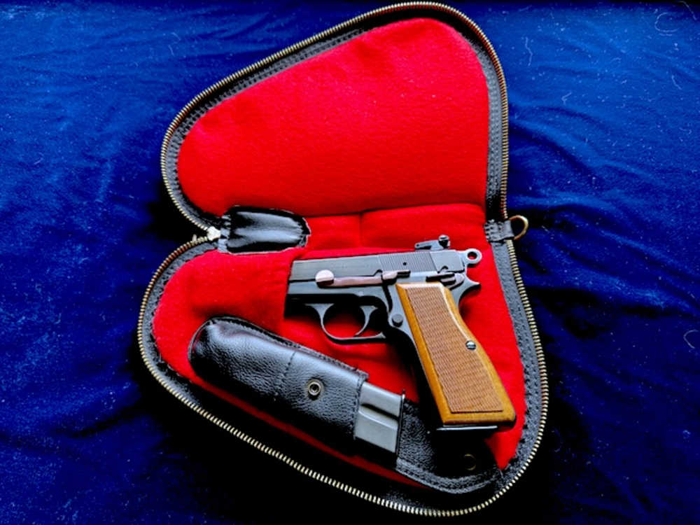 Stunning 1982 Browning Hi-Power 9mm Belgium Made, Target Sights,Custom Case-img-1