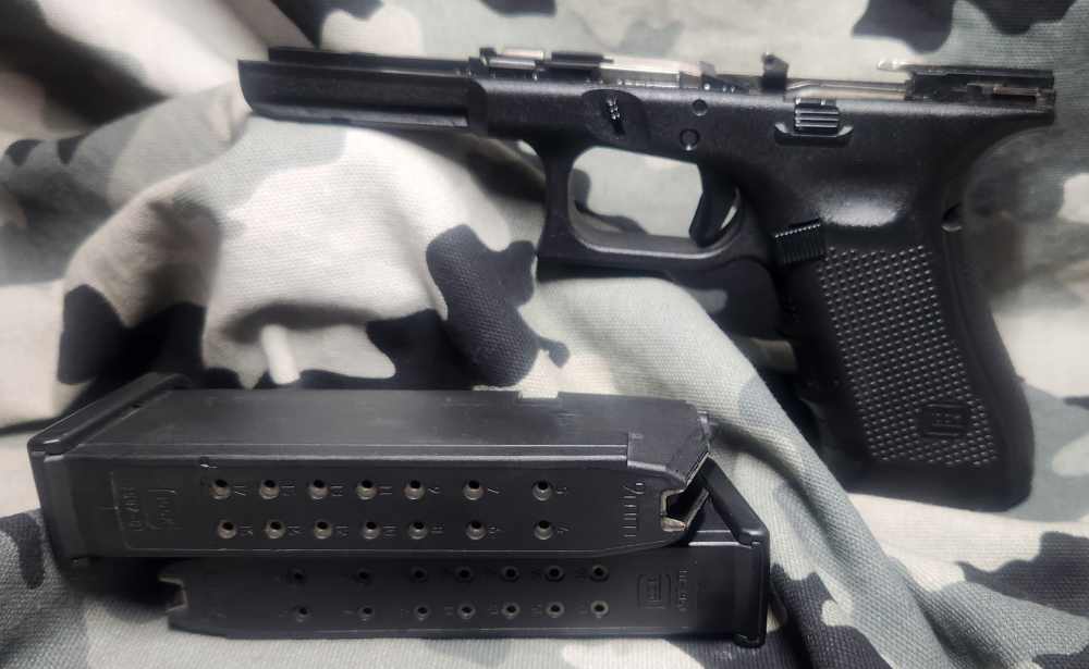 Glock 17 Gen 4 9MM Complete Used Frame 2-17Rnds 978 mags Discontinued -img-2