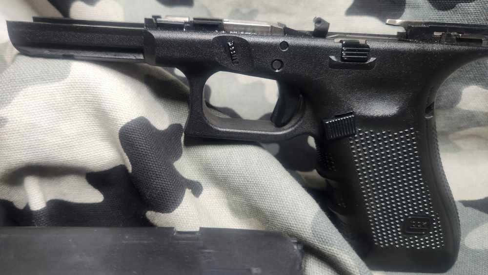 Glock 17 Gen 4 9MM Complete Used Frame 2-17Rnds 978 mags Discontinued -img-4