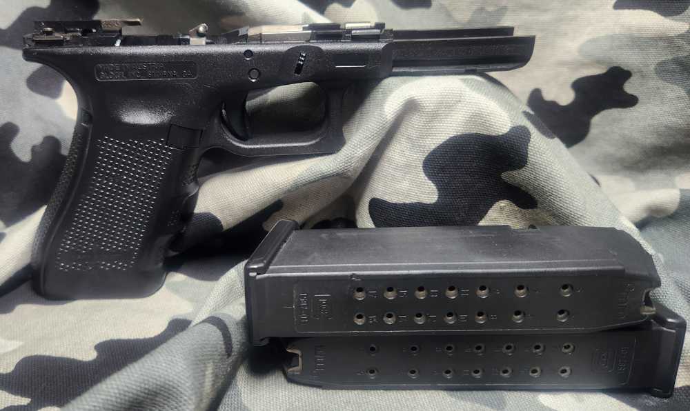 Glock 17 Gen 4 9MM Complete Used Frame 2-17Rnds 978 mags Discontinued -img-0