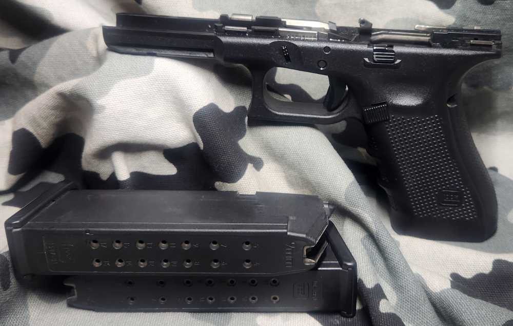 Glock 17 Gen 4 9MM Complete Used Frame 2-17Rnds 978 mags Discontinued -img-3