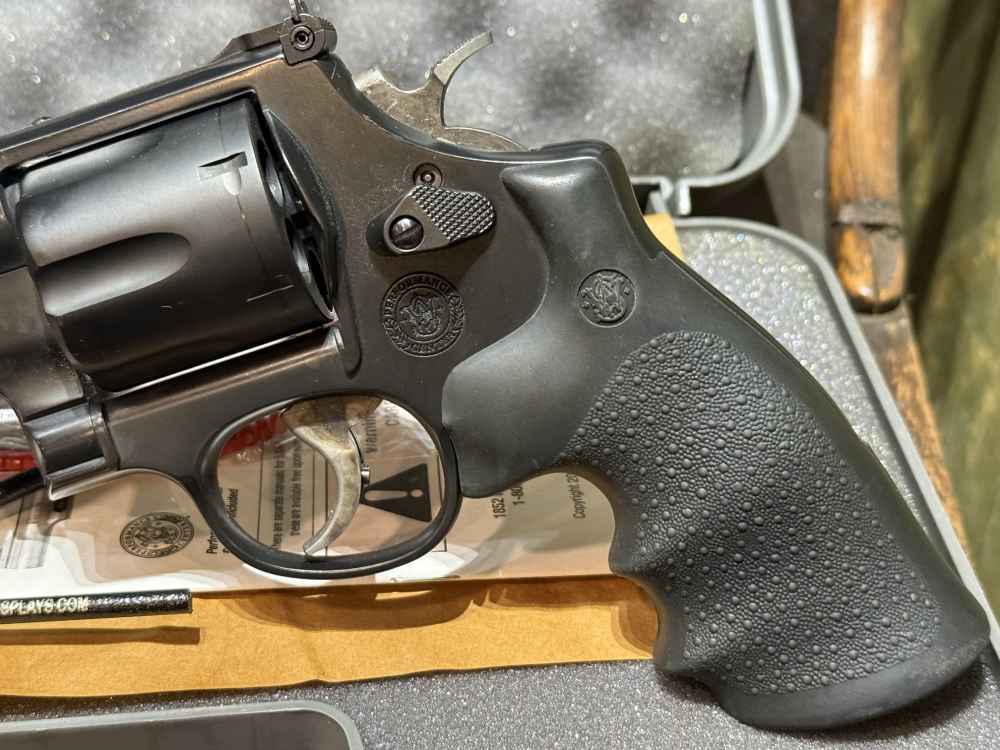 Smith & Wesson, Model 629 STEALTH HUNTER 44mag DEMO-img-2