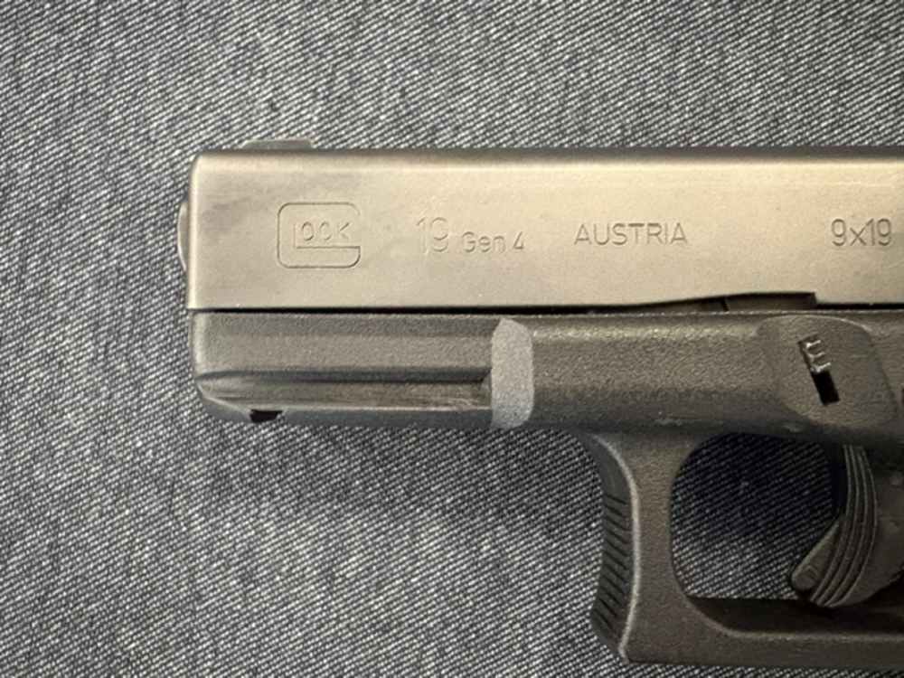 Glock 19 Gen4 Police trade in black-img-2