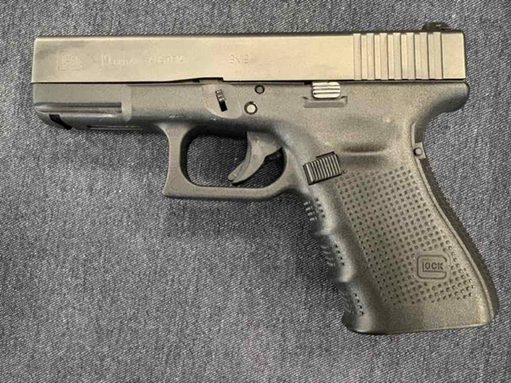 Glock 19 Gen4 Police trade in black-img-1