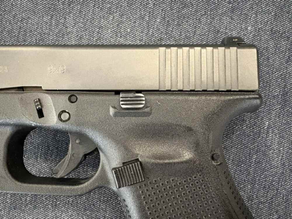 Glock 19 Gen4 Police trade in black-img-3
