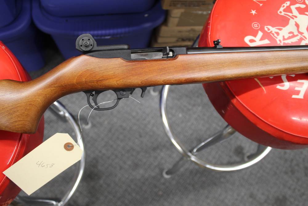 RUGER 10-22 WITH ORIGNAL PEEP SIGHT LIKE NEW NO RESERVE-img-0