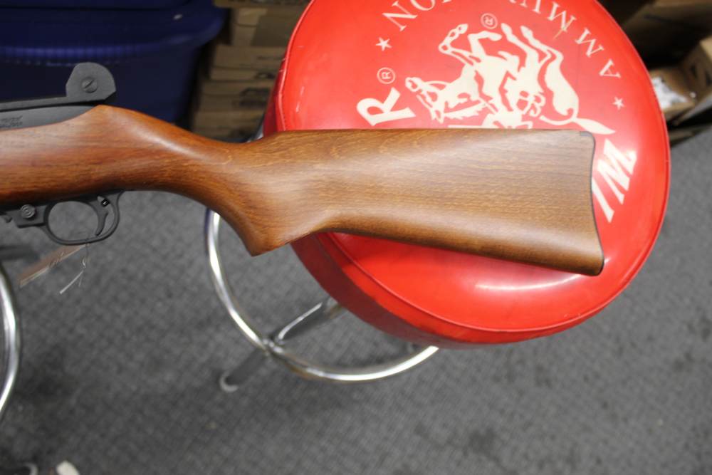 RUGER 10-22 WITH ORIGNAL PEEP SIGHT LIKE NEW NO RESERVE-img-5