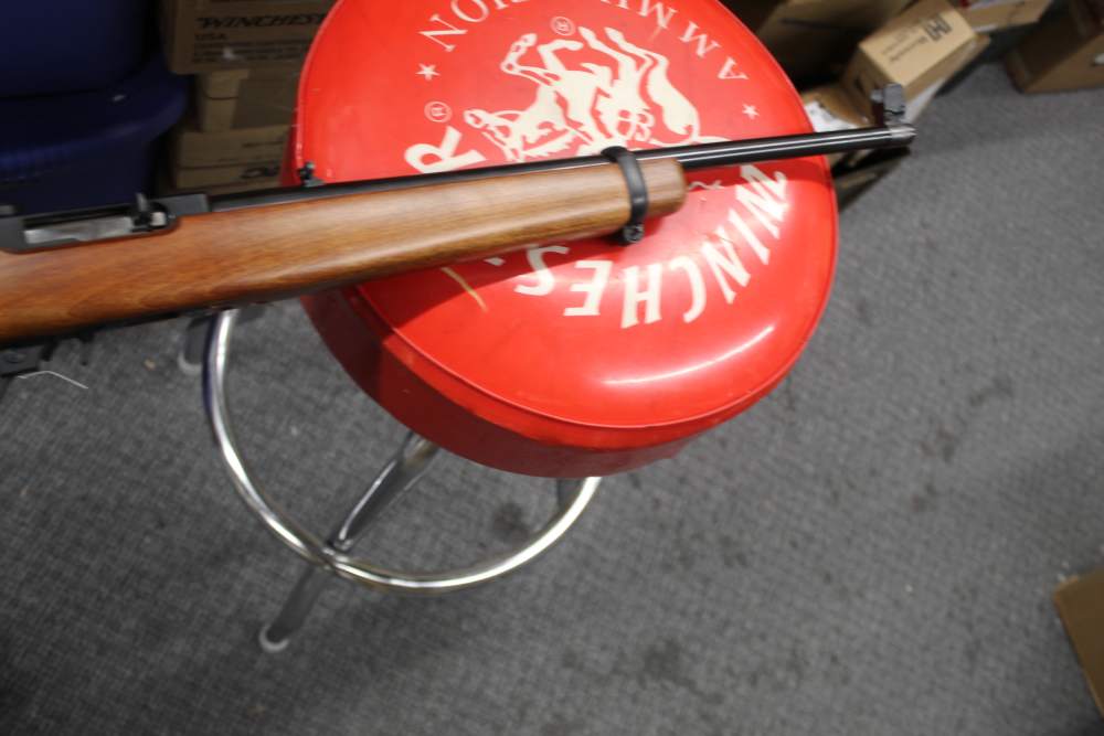 RUGER 10-22 WITH ORIGNAL PEEP SIGHT LIKE NEW NO RESERVE-img-1
