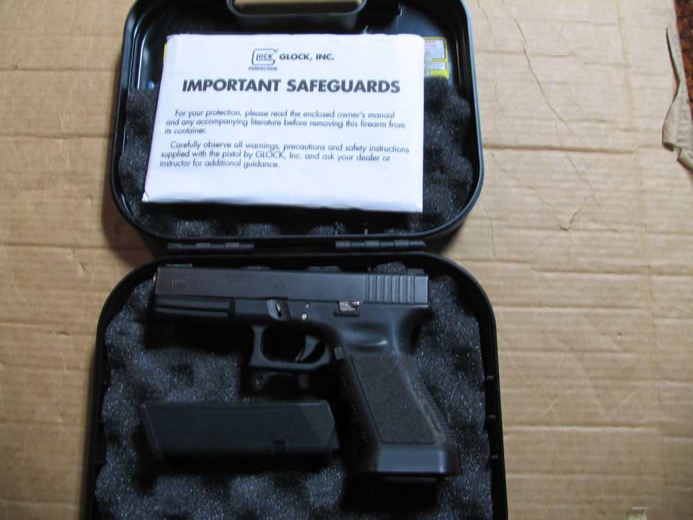 Glock 17 Gen 3 9mm Pistol 4.48 Bbl, with Case. Good Cond.-img-4
