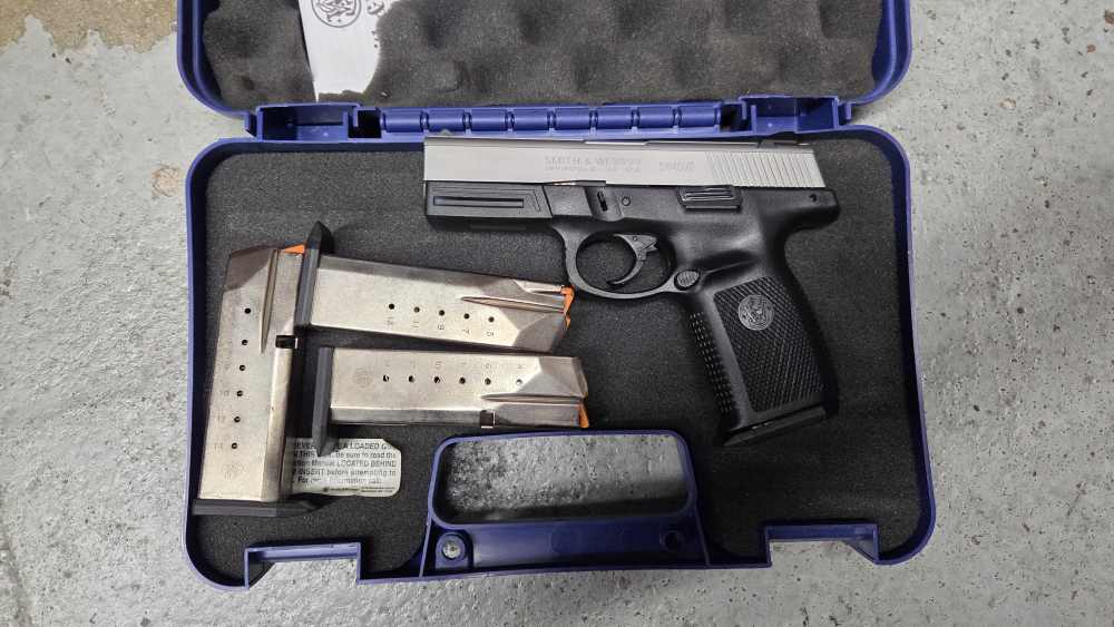 Smith & Wesson SW40VE 40S&W Pistol (4 Mags) -img-0