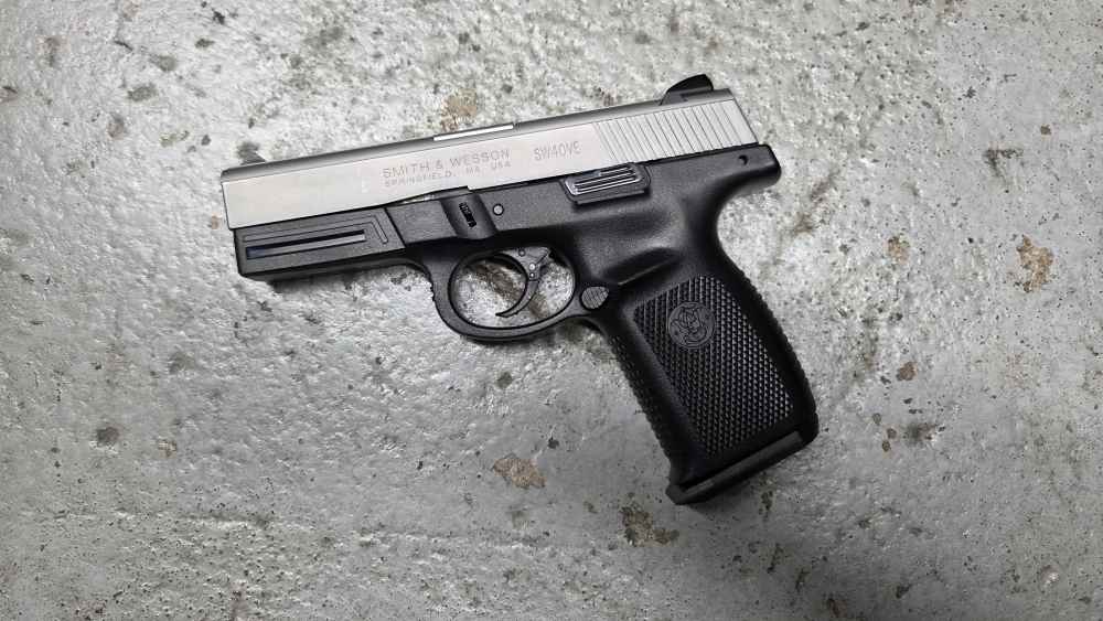 Smith & Wesson SW40VE 40S&W Pistol (4 Mags) -img-1