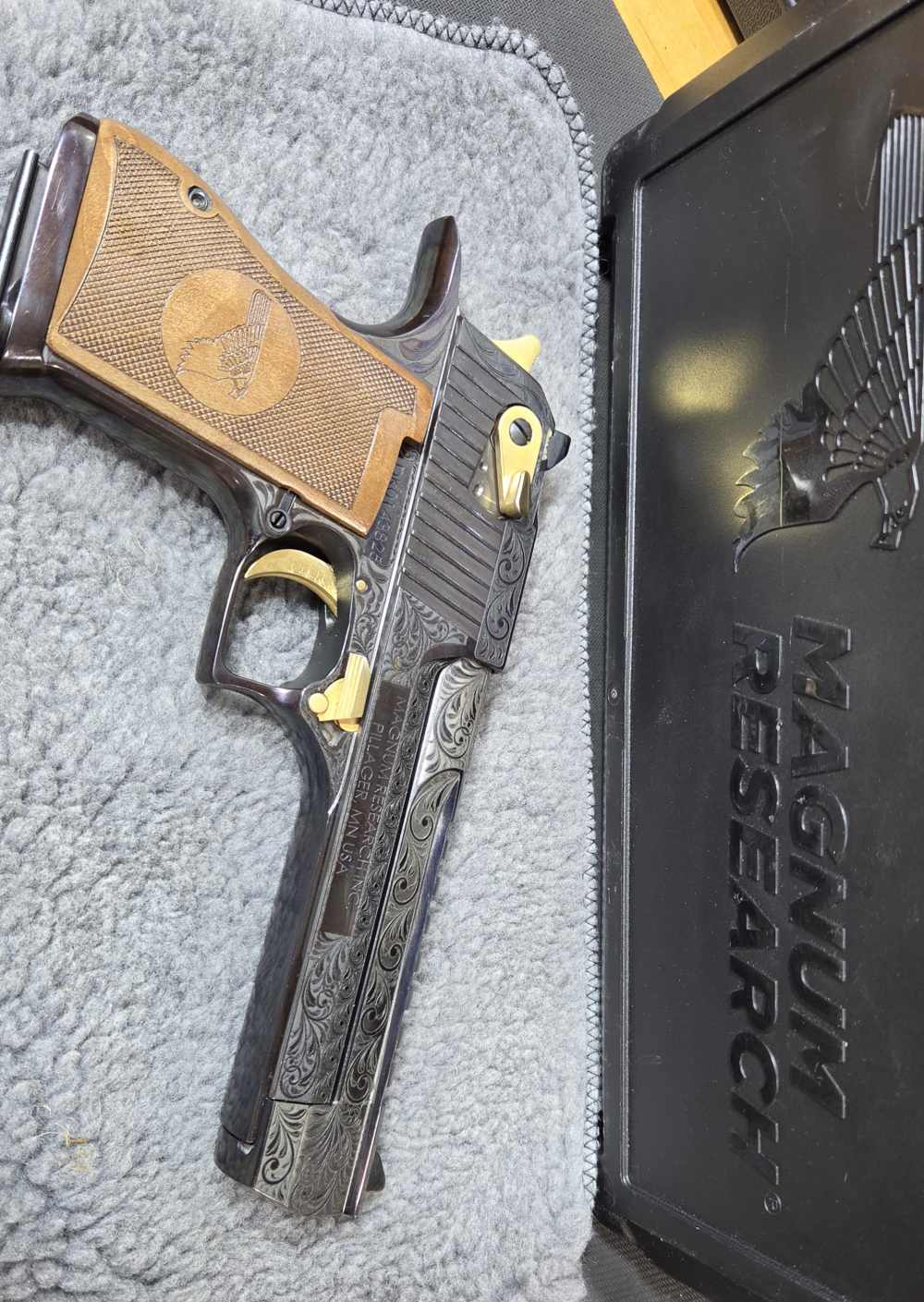 DESERT EAGLE 50AE ENGRAVED HIGH POLISH BLUED & 24K GOLD -img-3