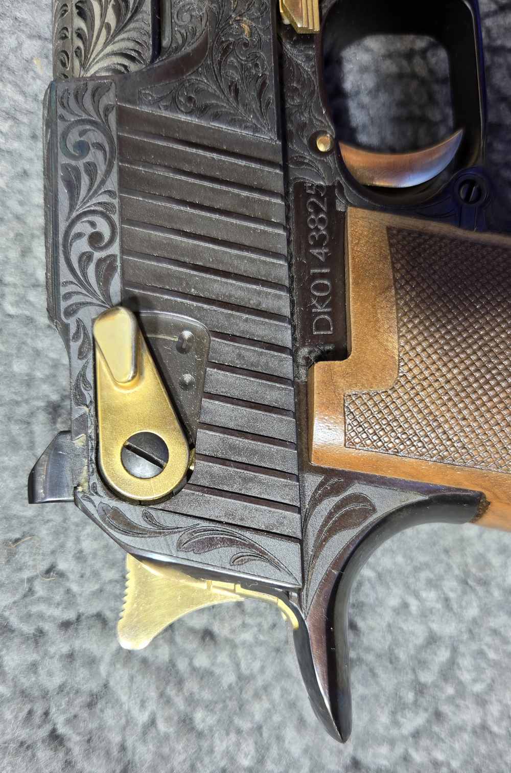 DESERT EAGLE 50AE ENGRAVED HIGH POLISH BLUED & 24K GOLD -img-6