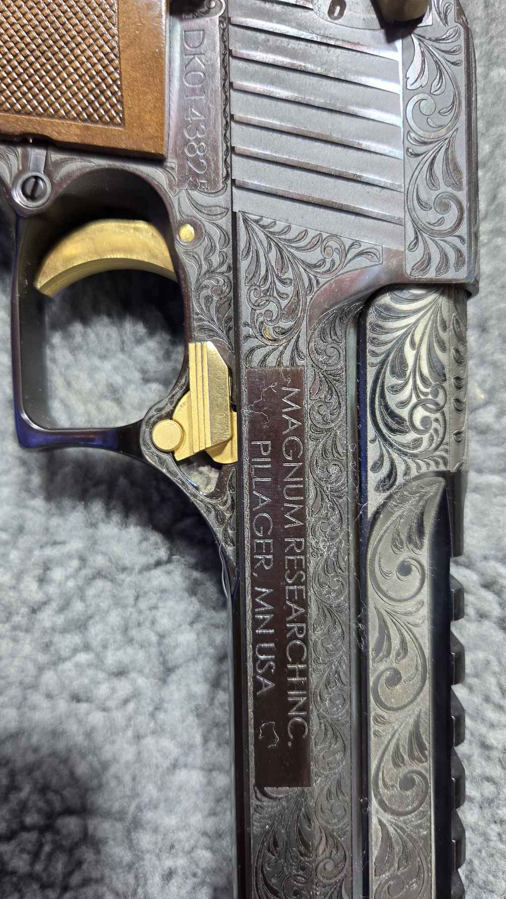 DESERT EAGLE 50AE ENGRAVED HIGH POLISH BLUED & 24K GOLD -img-7