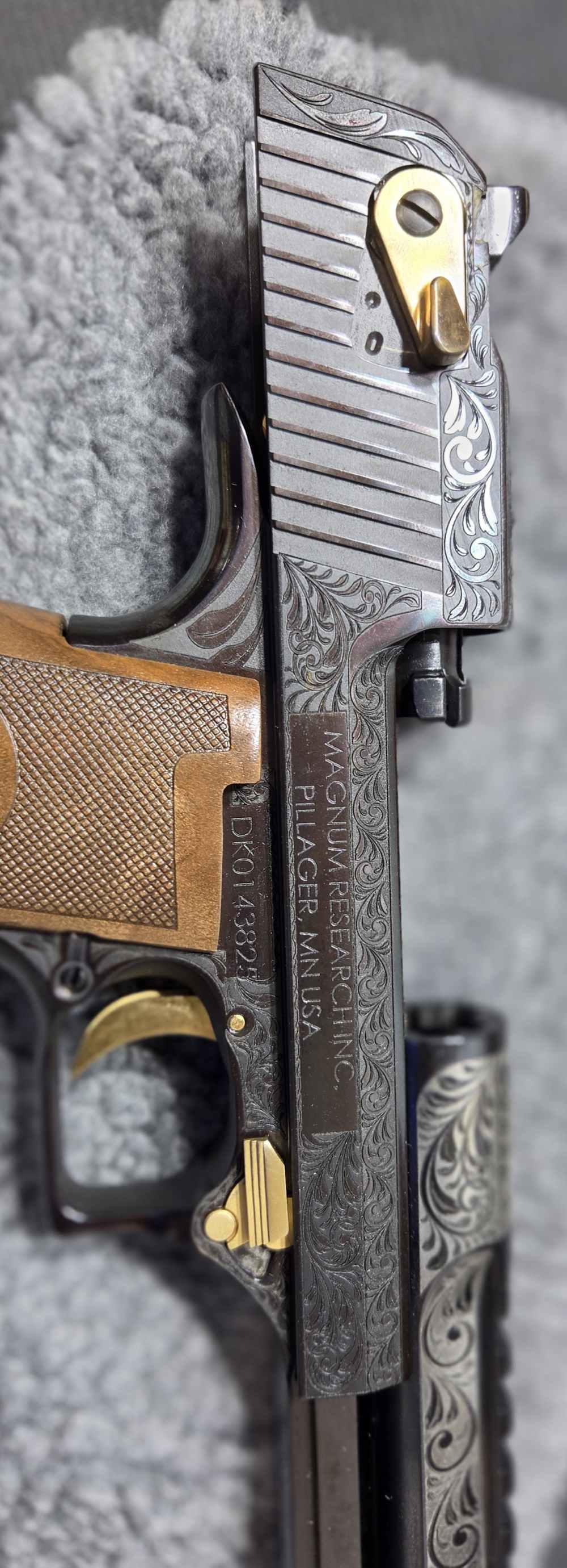 DESERT EAGLE 50AE ENGRAVED HIGH POLISH BLUED & 24K GOLD -img-22