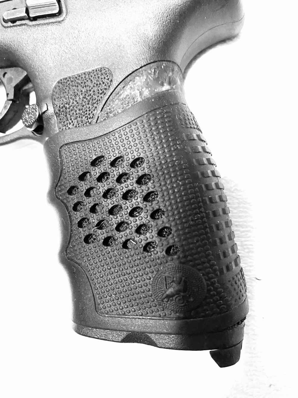 Smith & Wesson MP2.0 semi auto 9MM pistol with 6 mags.-img-6