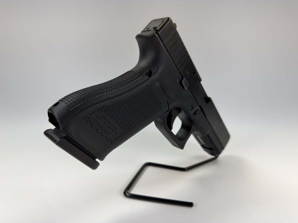 BRAND NEW! Glock 17 GEN5 w/ 3 Mags & Case. VERY RARE -img-5