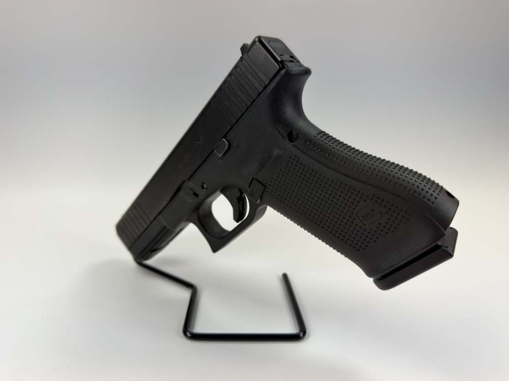 BRAND NEW! Glock 17 GEN5 w/ 3 Mags & Case. VERY RARE -img-7