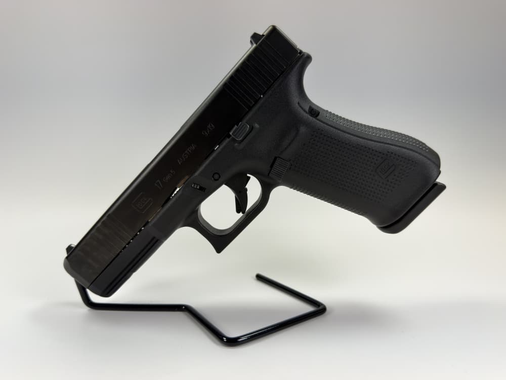 BRAND NEW! Glock 17 GEN5 w/ 3 Mags & Case. VERY RARE -img-1