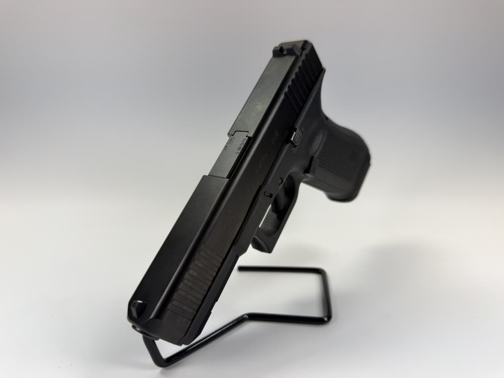 BRAND NEW! Glock 17 GEN5 w/ 3 Mags & Case. VERY RARE -img-2