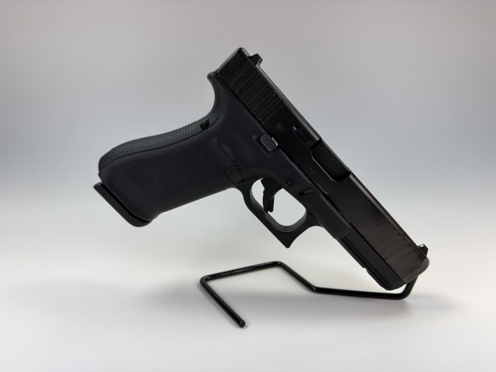 BRAND NEW! Glock 17 GEN5 w/ 3 Mags & Case. VERY RARE -img-4