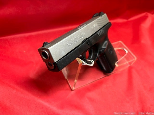 Smith & Wesson SW40V-img-8