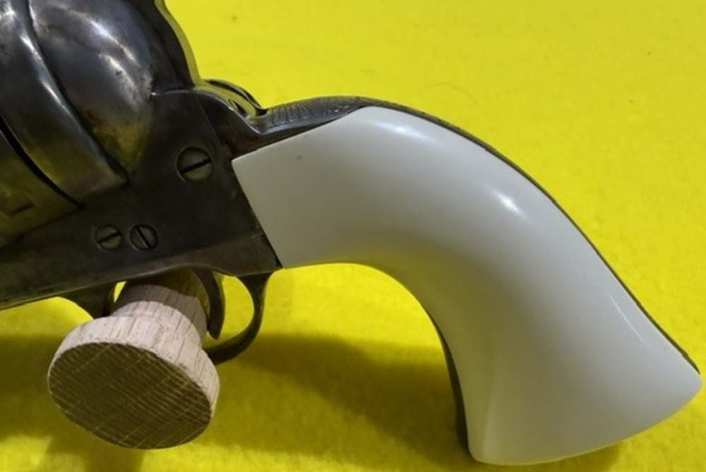Uberti 1873 Colt Cattlemen Replica in Very Good Condition-img-8