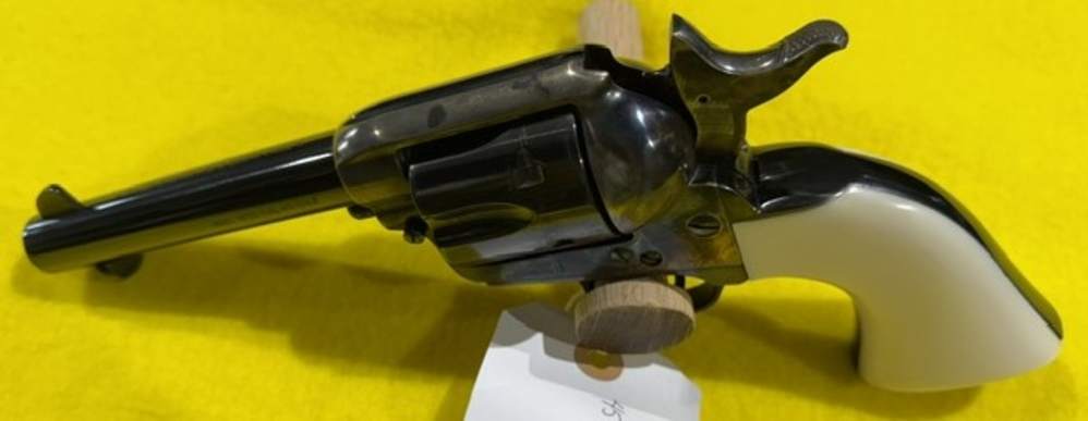 Uberti 1873 Colt Cattlemen Replica in Very Good Condition-img-6