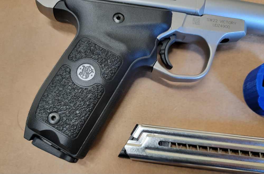 Smith & Wesson SW22 Victory .22 LR 5.5" W/ 2 Magazines-img-5
