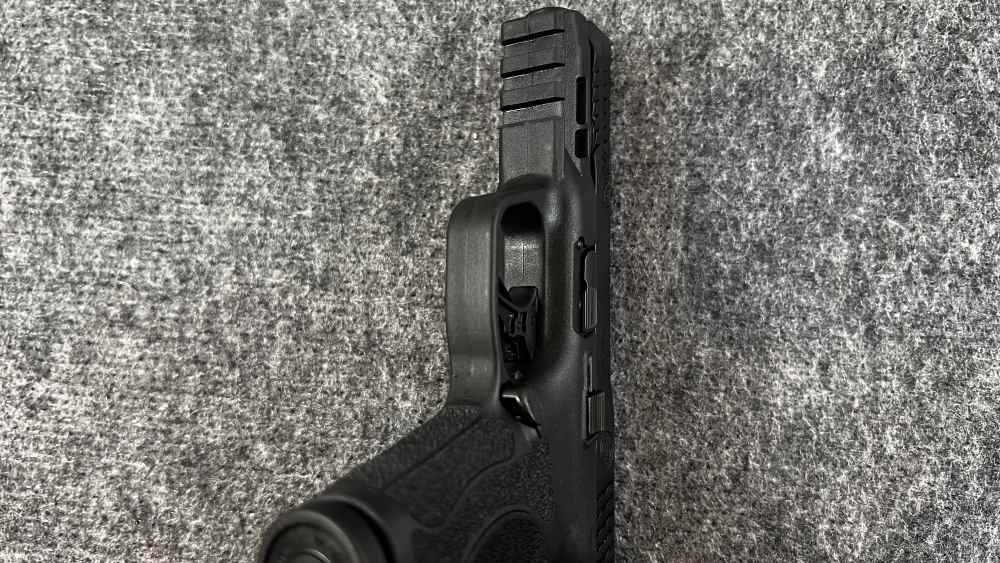 Smith & Wesson M&P9 M2.0 Optics-Ready 2 Magazines Org Box Excellent Cond-img-7