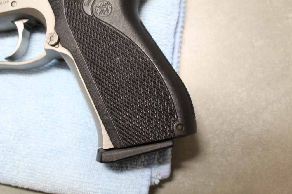Smith & Wesson 5906 semi-auto pistol, 2X17 mags and Desantis holster-img-9