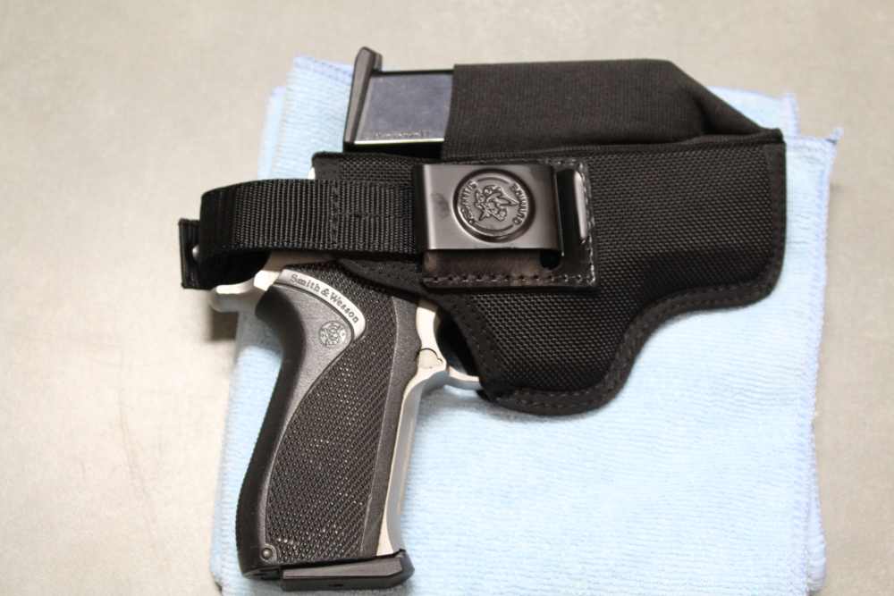 Smith & Wesson 5906 semi-auto pistol, 2X17 mags and Desantis holster-img-24