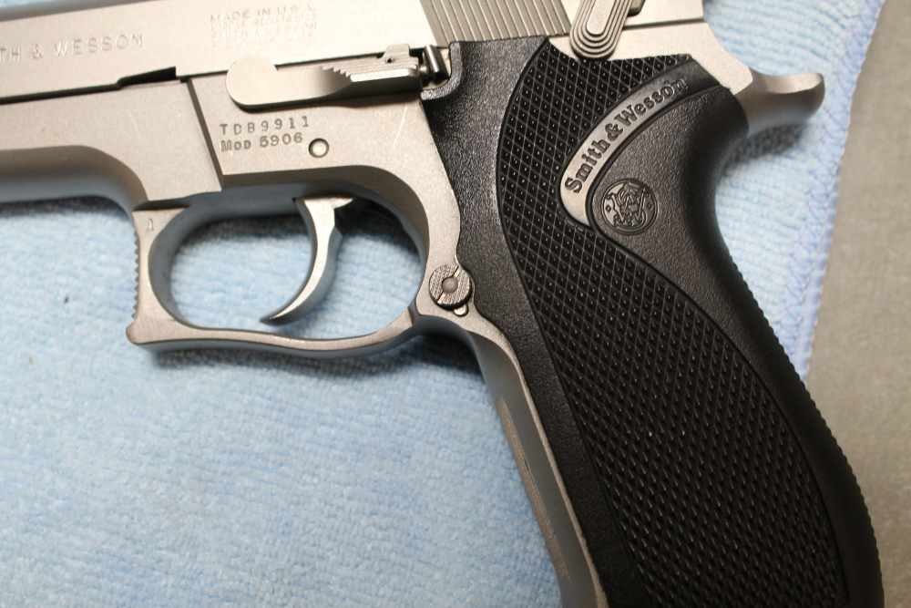 Smith & Wesson 5906 semi-auto pistol, 2X17 mags and Desantis holster-img-8