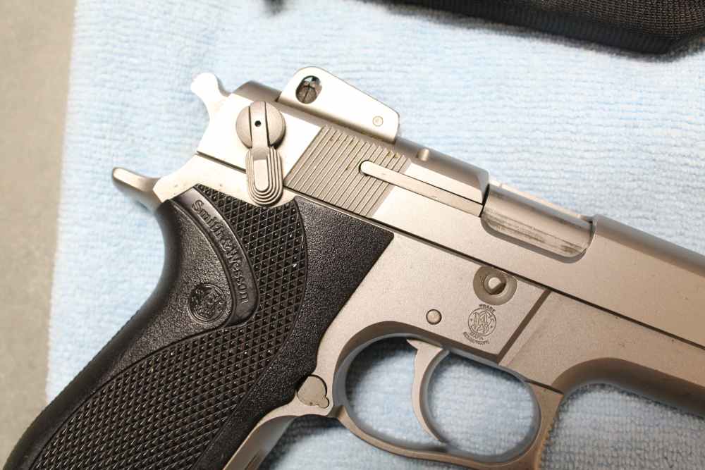 Smith & Wesson 5906 semi-auto pistol, 2X17 mags and Desantis holster-img-3