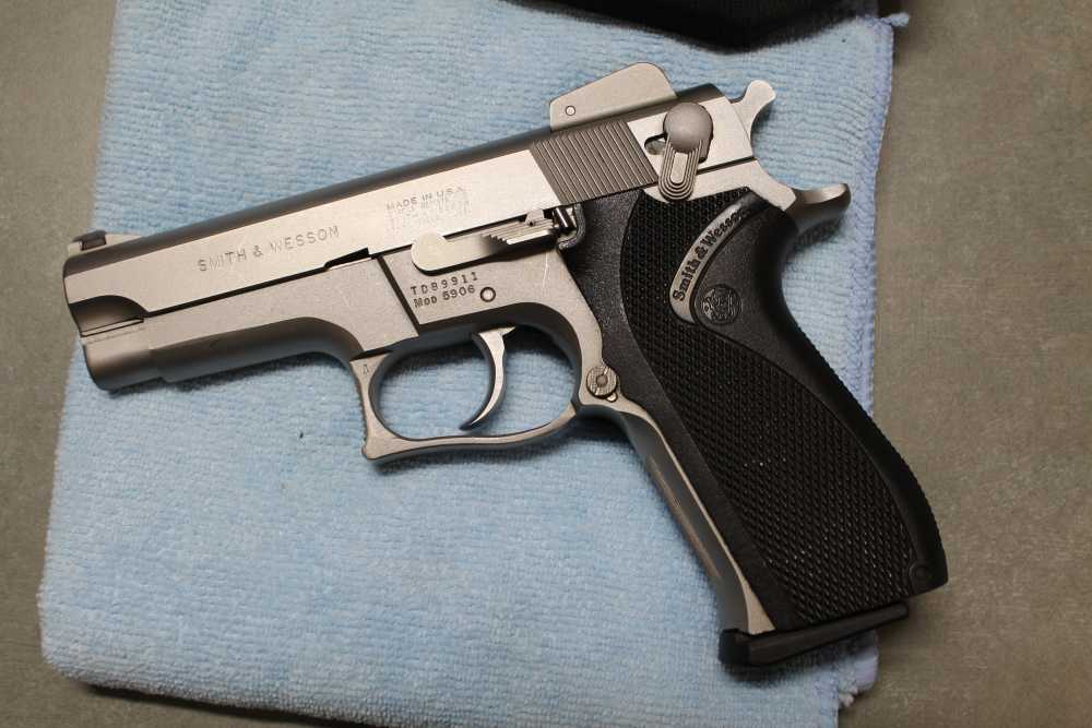 Smith & Wesson 5906 semi-auto pistol, 2X17 mags and Desantis holster-img-5