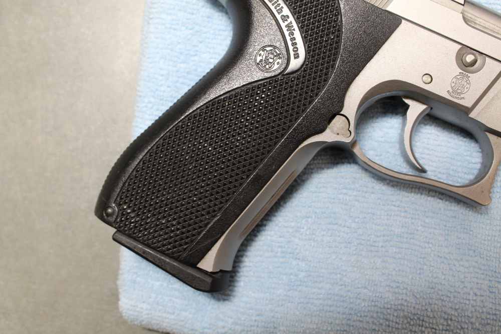 Smith & Wesson 5906 semi-auto pistol, 2X17 mags and Desantis holster-img-2